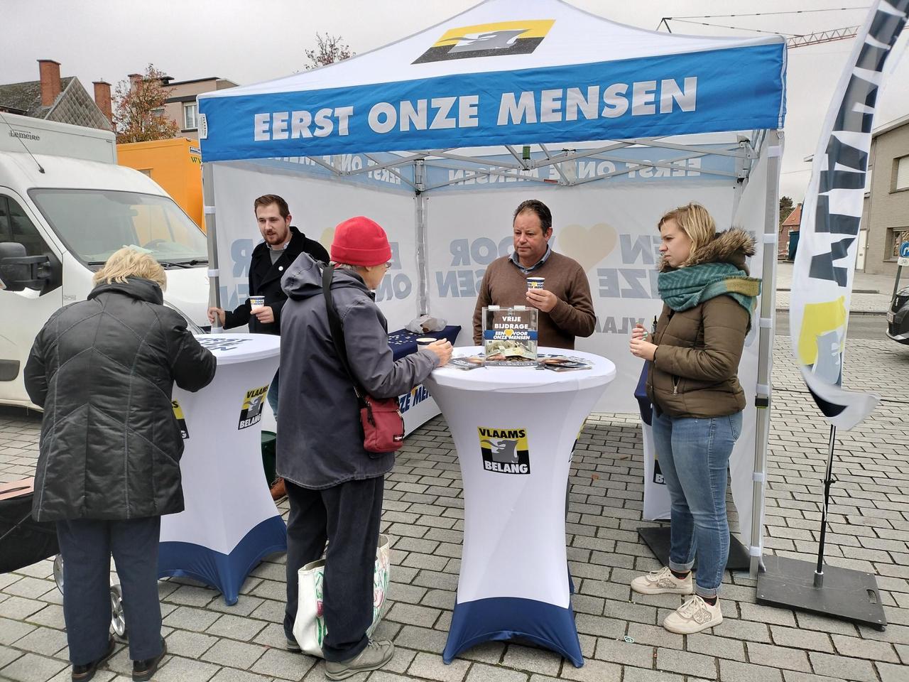 Vlaams Belang Kuurne deelt chocolademelk en soep uit, en doet inzamelingsactie voor goede doel: “Een hart voor onze mensen”