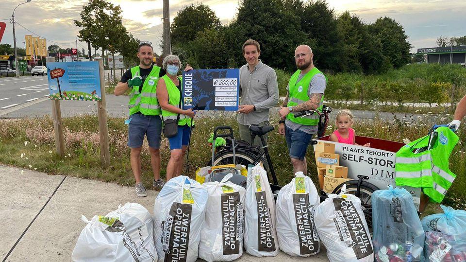 Vlaams Belang Deerlijk schenkt 200 euro aan Mooimakers