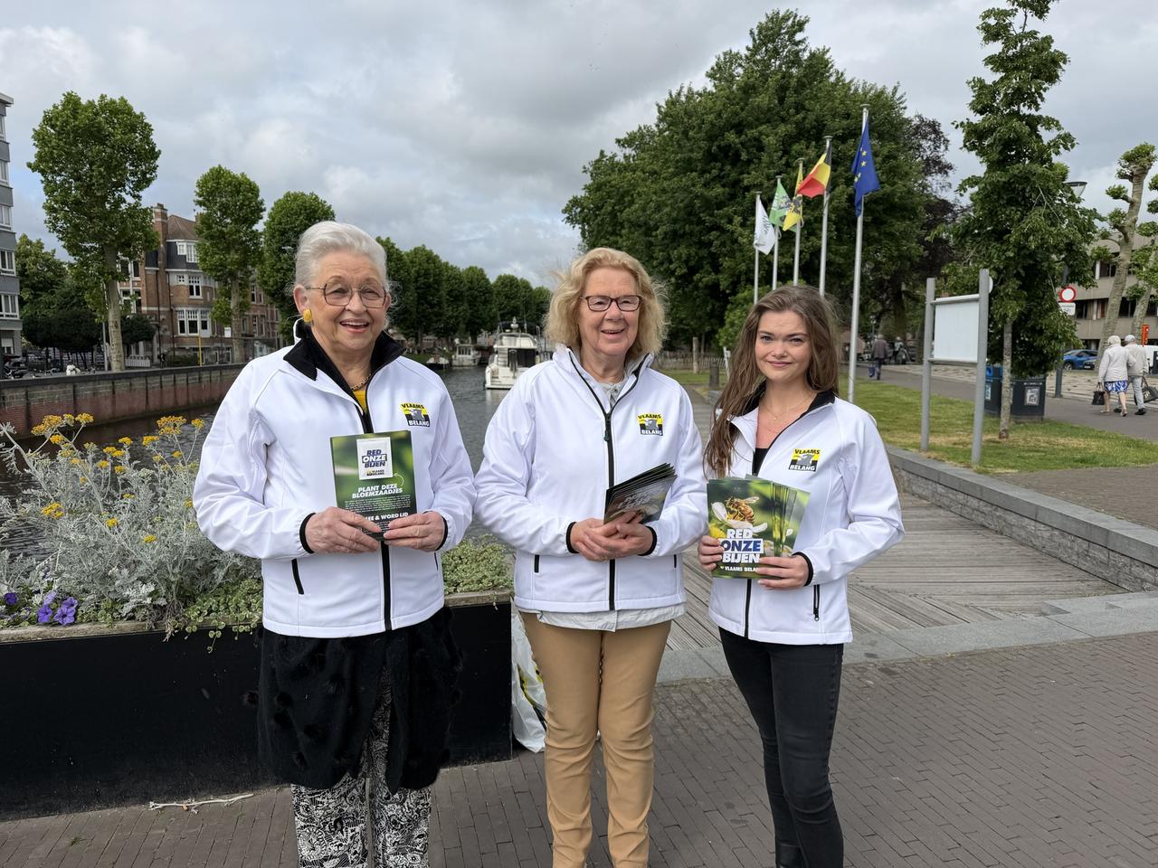 Vlaams Belang Lokeren  vraagt aandacht voor bijen met bloemenactie  