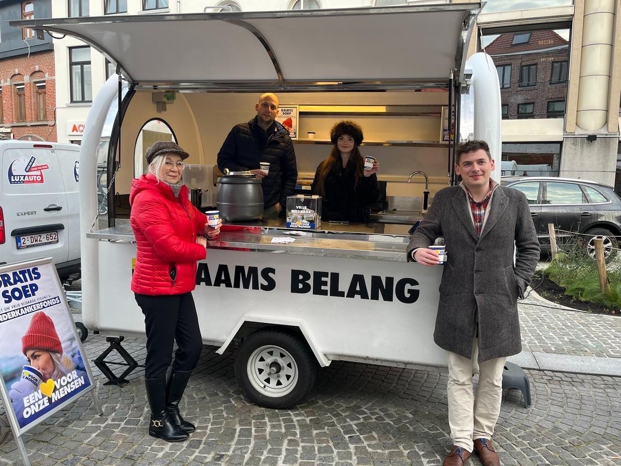 Vlaams Belang Lokeren deelt soep uit voor goede doel