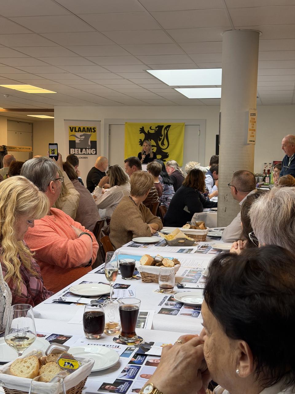 Tweede kaas- en wijnmiddag Vlaams Belang Lokeren overdonderend succes