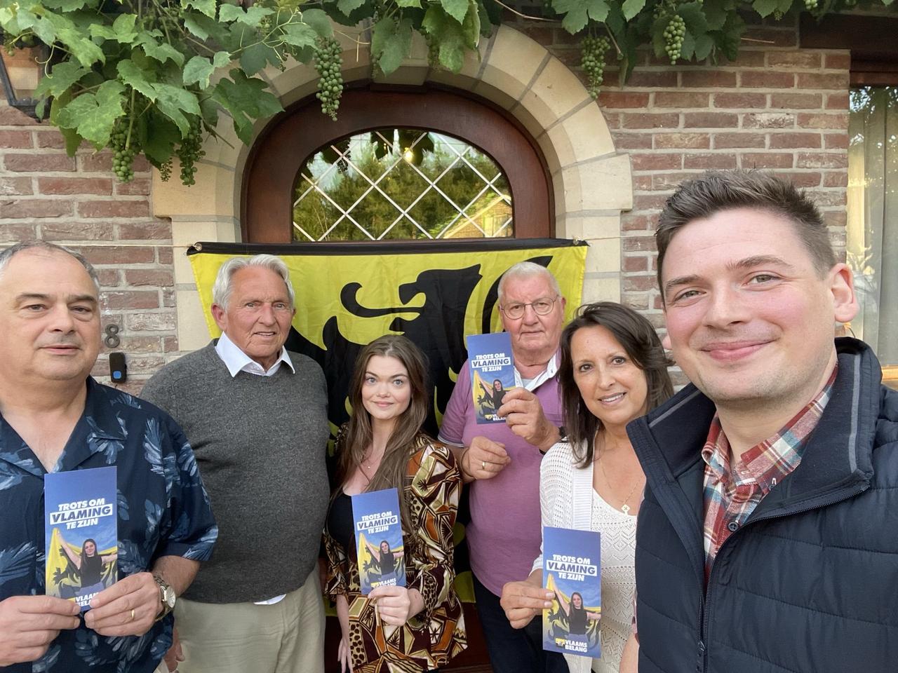 Vlaams Belang Lokeren deelt geschenk uit aan wie leeuwenvlag uithangt op 11 juli