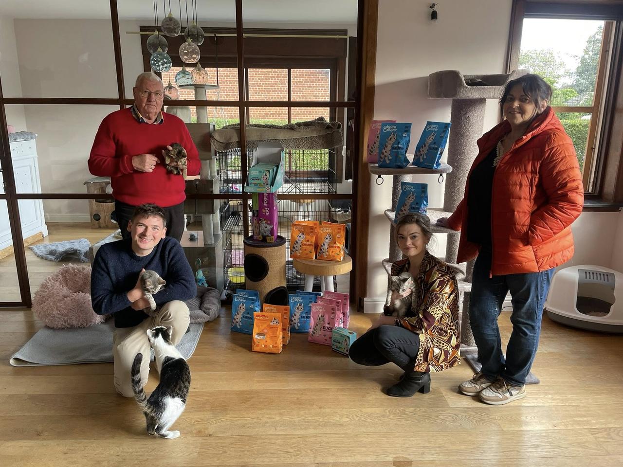 Vlaams Belang Lokeren schenkt voedsel aan dierenasiel op Werelddierendag