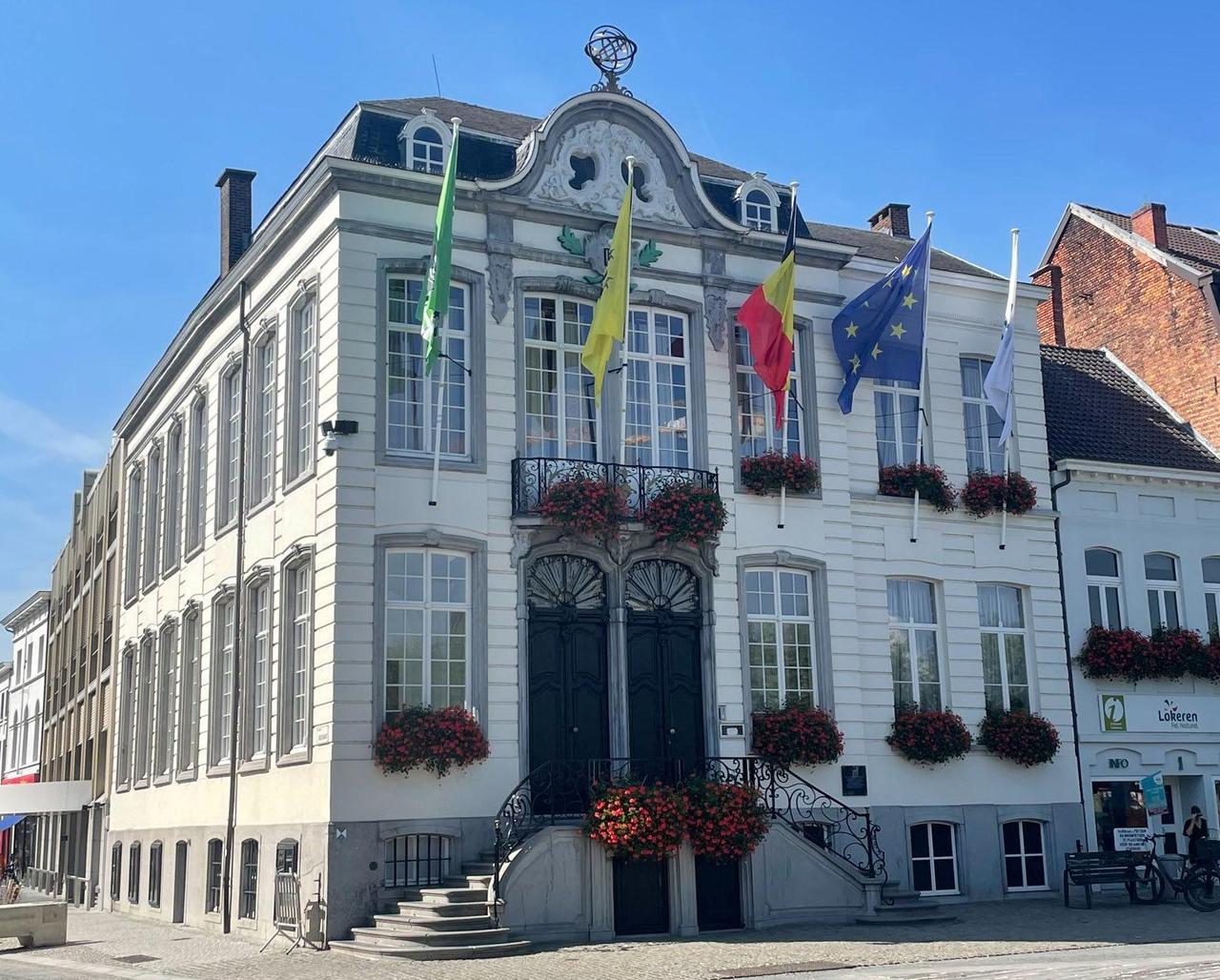 Nog geen champagne ontkurken over fusie Lokeren-Moerbeke