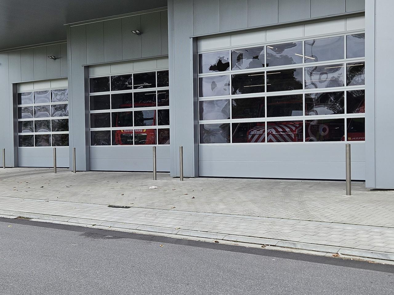 Opnieuw ruiten nieuwe brandweerkazerne ingetrapt