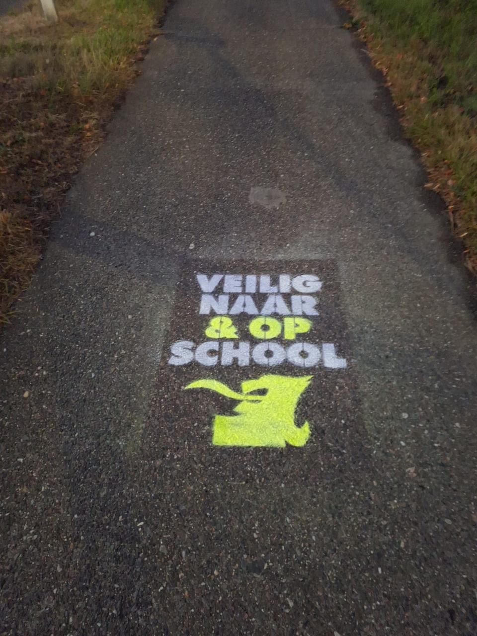 Vlaams Belang voert actie voor een veilige schoolomgeving met krijtgraffiti