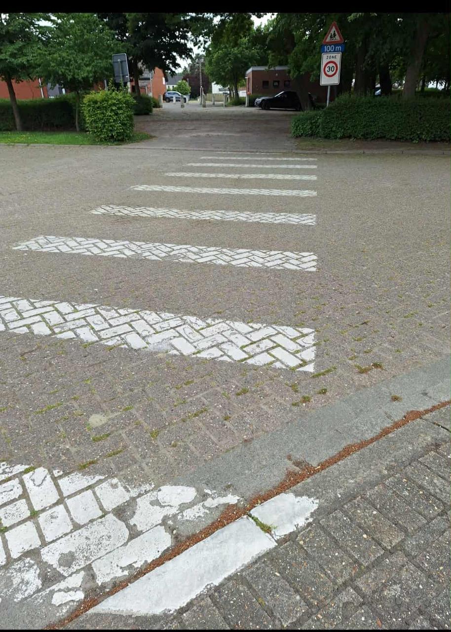 VLAAMS BELANG HERSELT HEKELT ONREGLEMENTAIR ZEBRAPAD AAN SCHOOL: “VEILIGHEID KINDEREN IN HET GEDRANG”