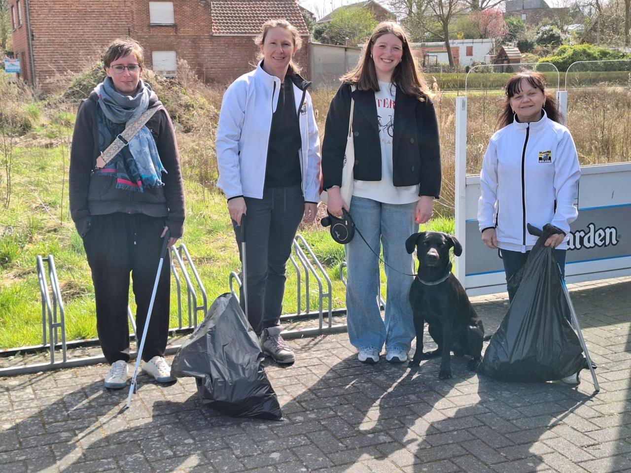 Vlaams Belang Herselt ruimt zwerfvuil in Ramsel