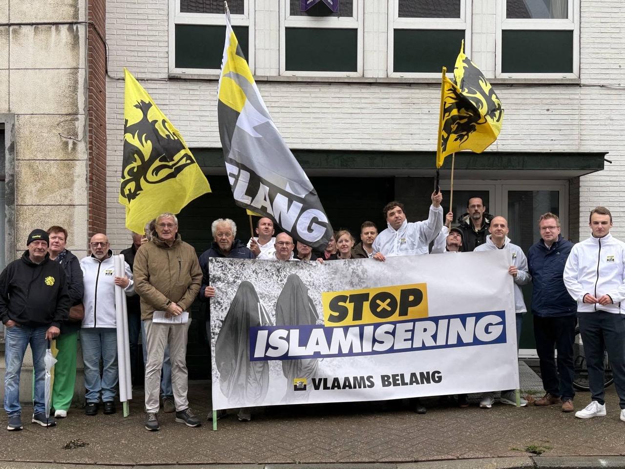 Vlaams Belang voerde vrijdagvoormiddag actie in het centrum van Merchtem tegen de verdere uitbouw van de islamitische vzw NoorKring.