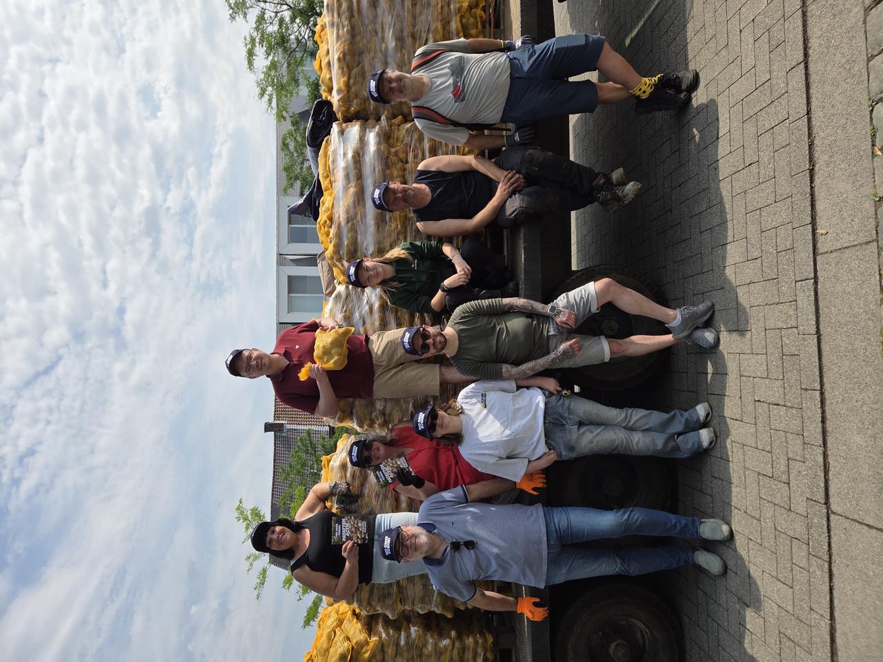 Vlaams Belang voert patattenactie en verdeelt vijf ton aardappelen: “Anders eindigen ze in de vuilbak”