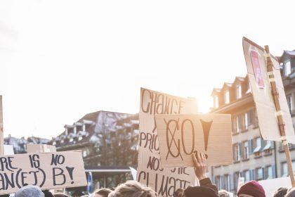 Scholen verplichten leerlingen om mee te lopen in klimaatmars: Vlaams Belang vraagt onderzoek naar de banden tussen de initiatiefnemers en bepaalde politieke partijen﻿