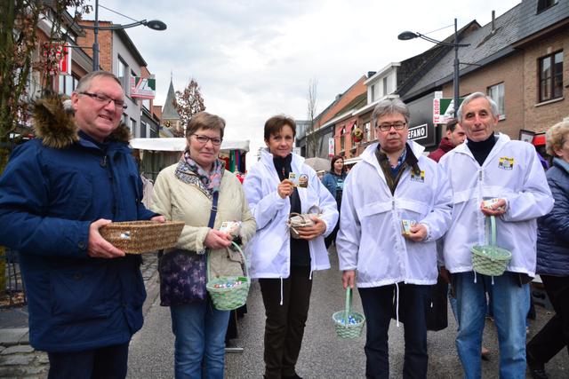 Vlaams Belang deelt paaseitjes uit op de markt in Tremelo.