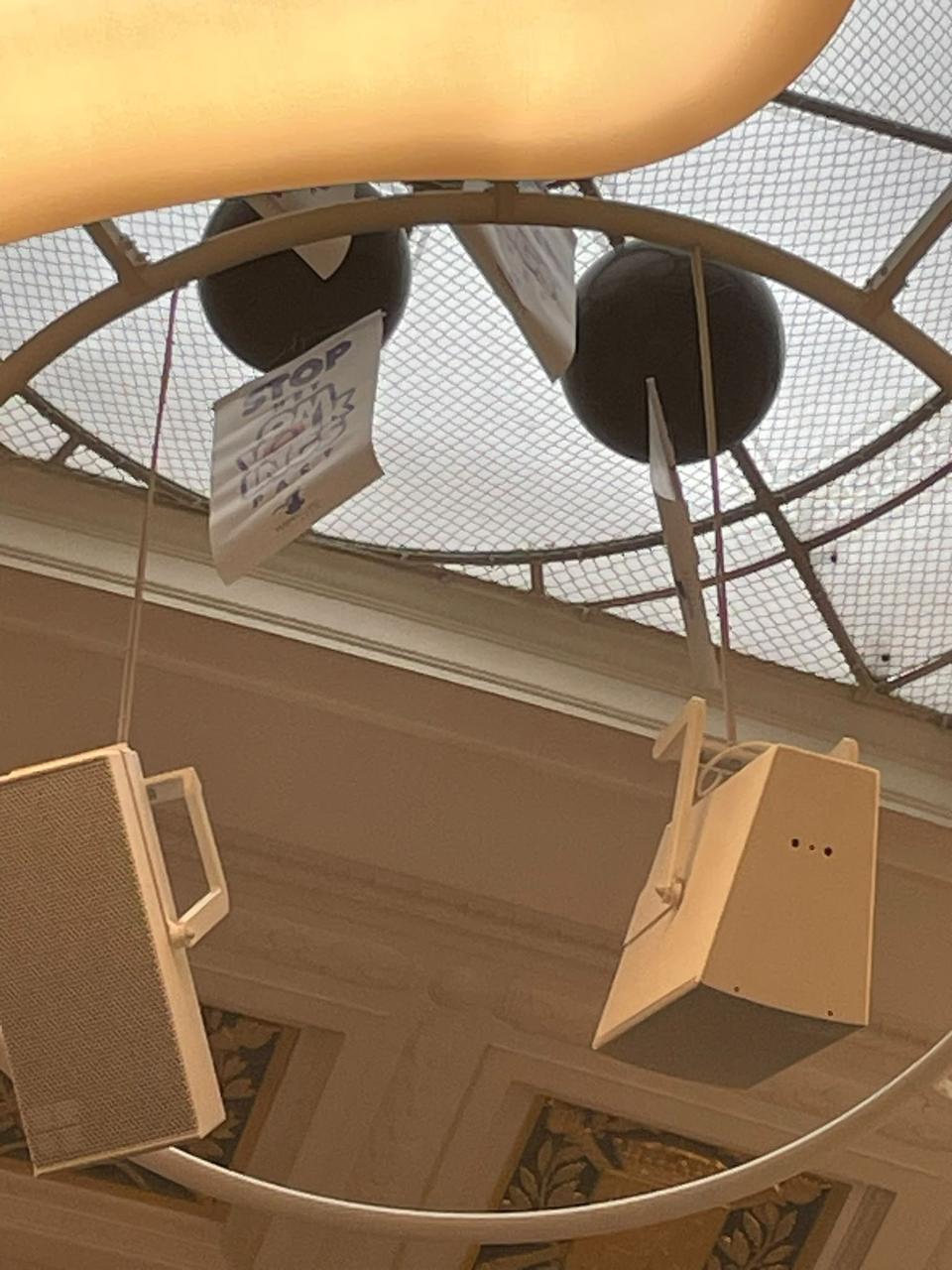 Vlaamse jongeren laten uit protest ballonnen op in het parlement: Stop de omvolking