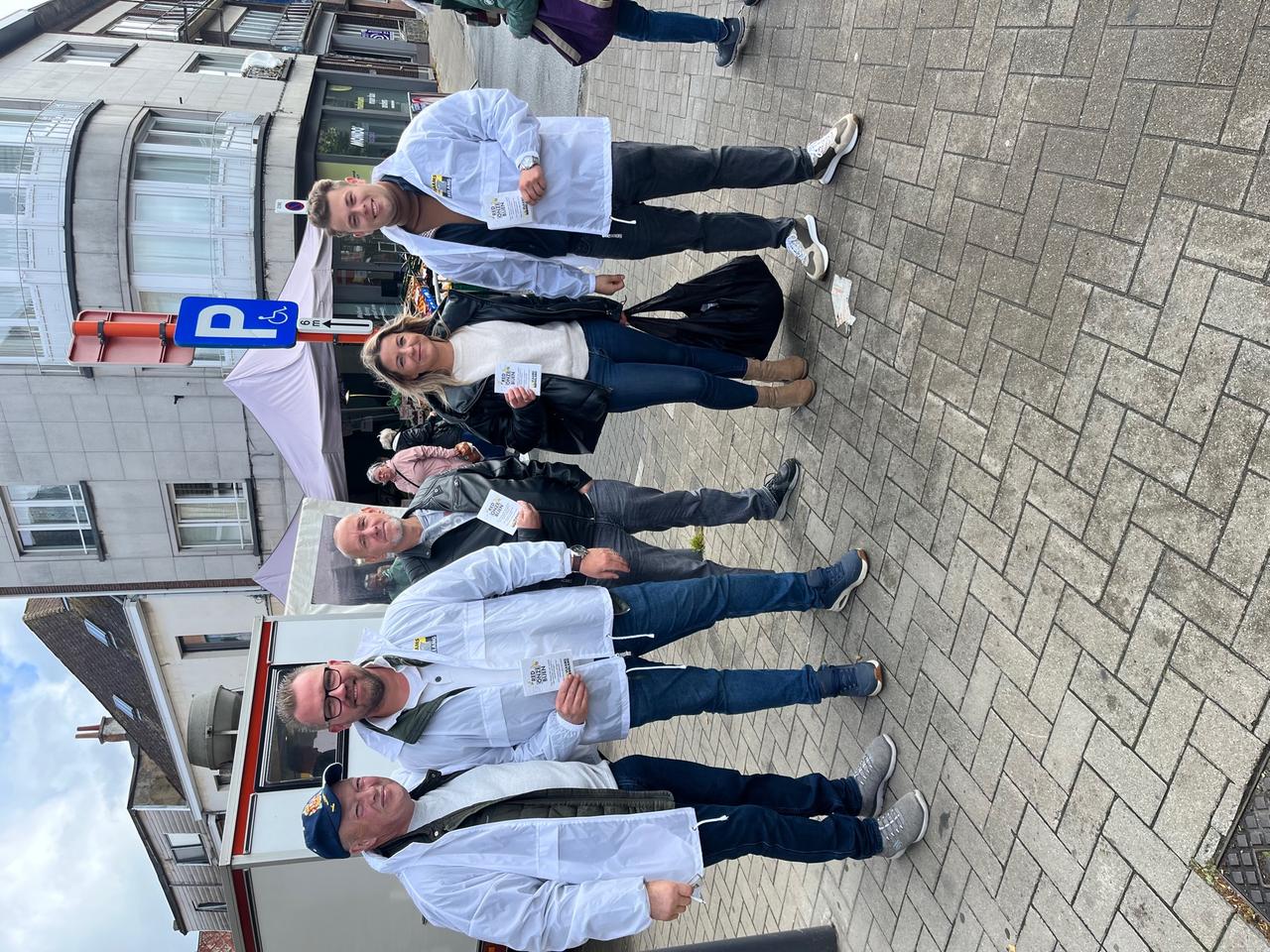 Vlaams Belang Willebroek deelt bloemenzaadjes uit tijdens de "Week van de bij"