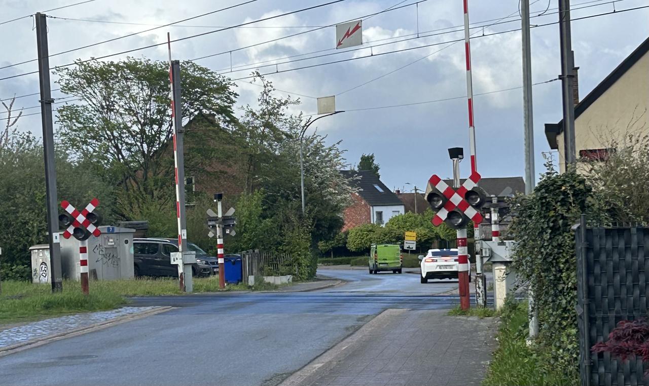 De overweg aan de Tisseltbaan moet geopend blijven. 