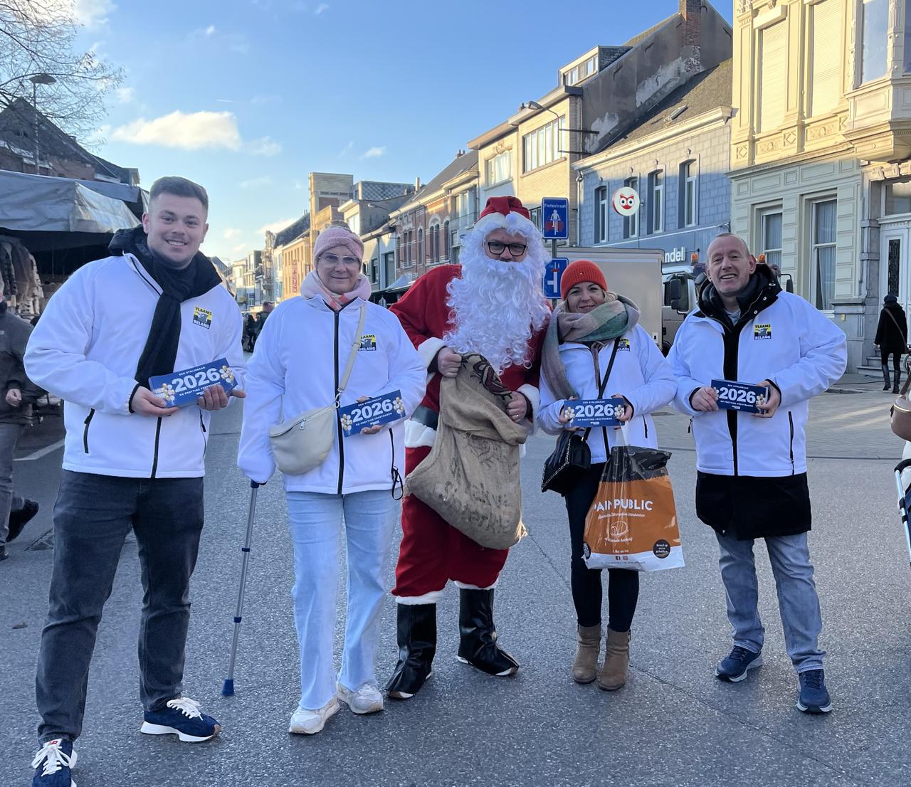 Vlaams Belang Willebroek vraagt aandacht voor tradities tijdens marktactie.