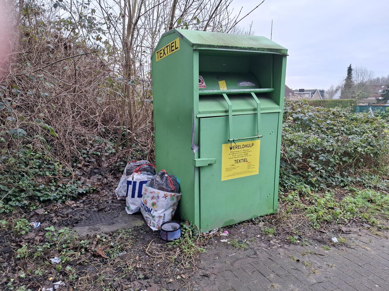 Vlaams Belang wil illegale textielcontainers weg
