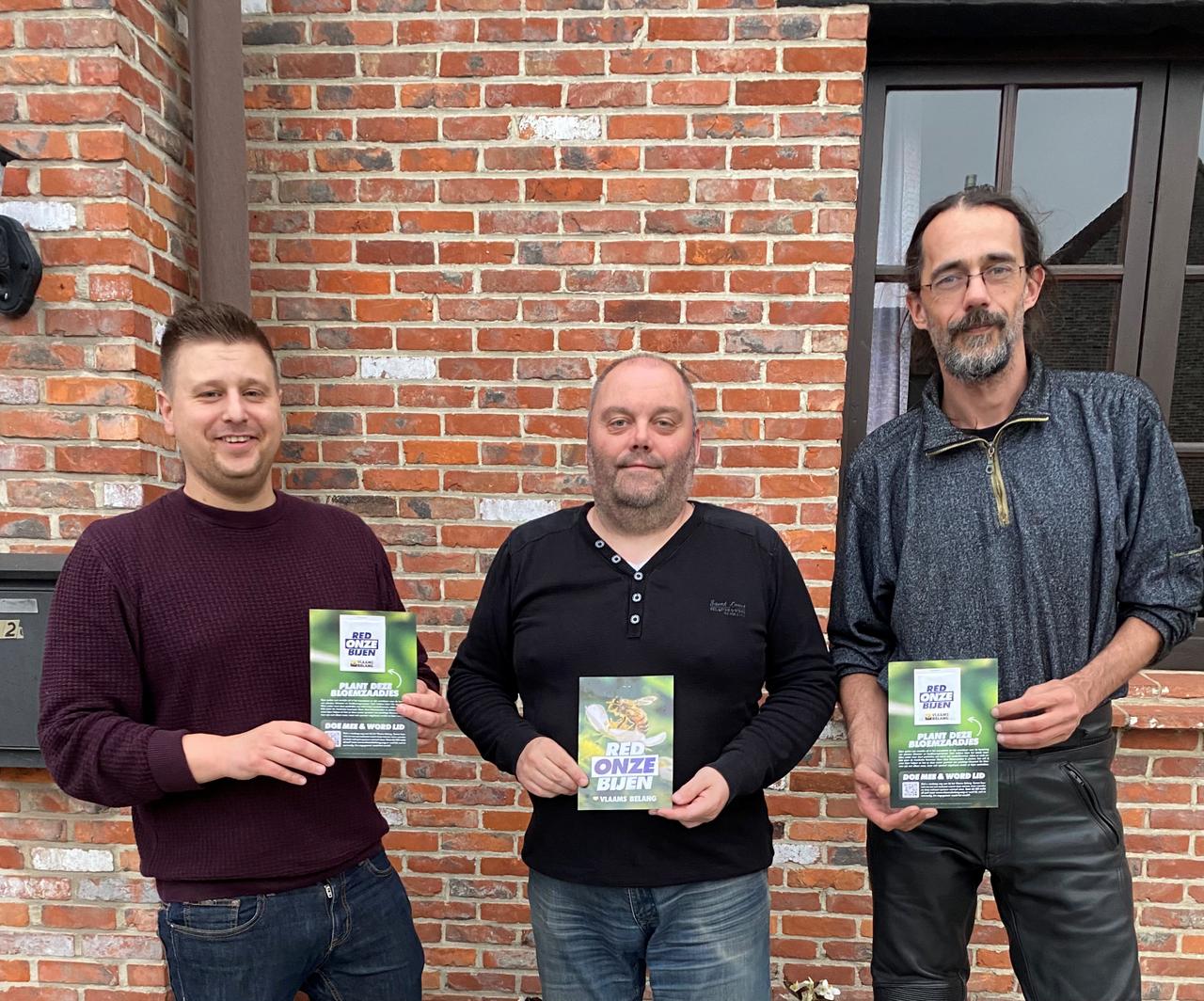 Vlaams Belang Affligem vraagt aandacht voor bijen met bloemenactie  