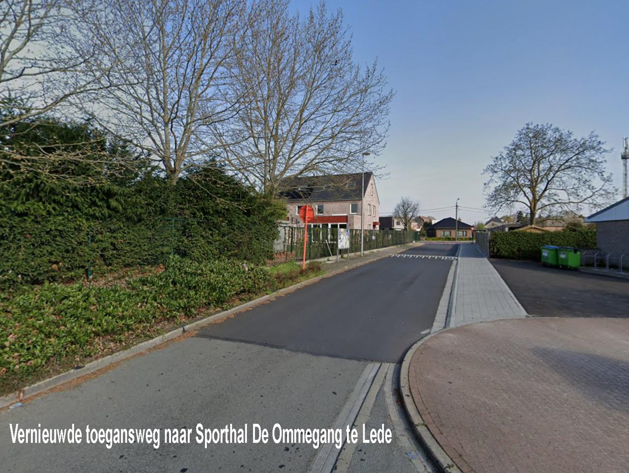 Toegangsweg naar de sportinfrastructuur De Ommegang te Lede verwerkt  druk verkeer...