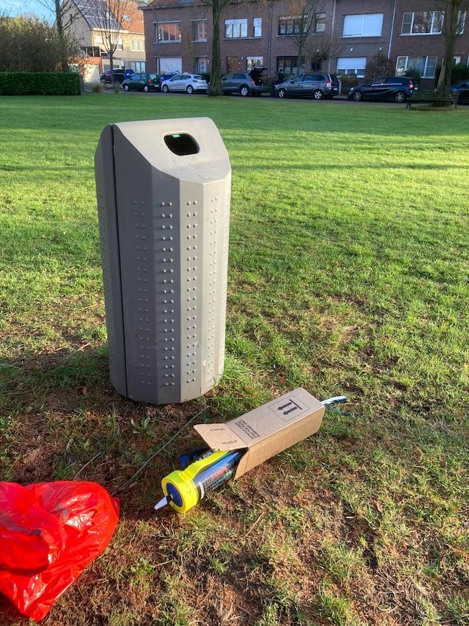 Drugverpakkingen als zwerfvuil.