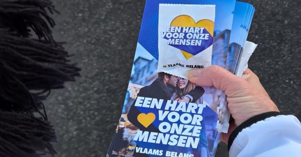 Met Valentijn bezoekt Vlaams Belang de Markt en deelt snoepjes uit.