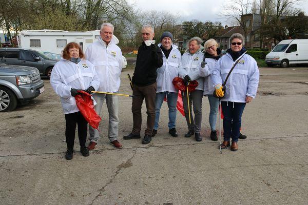 Vlaams Belang Hoboken ruimt zwerfvuil en sluikstort op.
