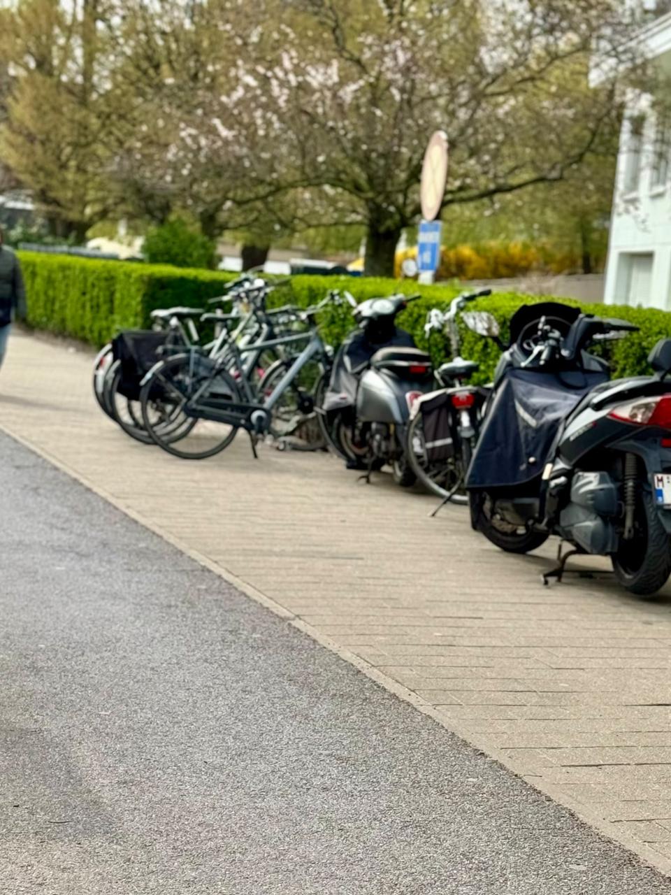 Wildgroei geparkeerde fietsen