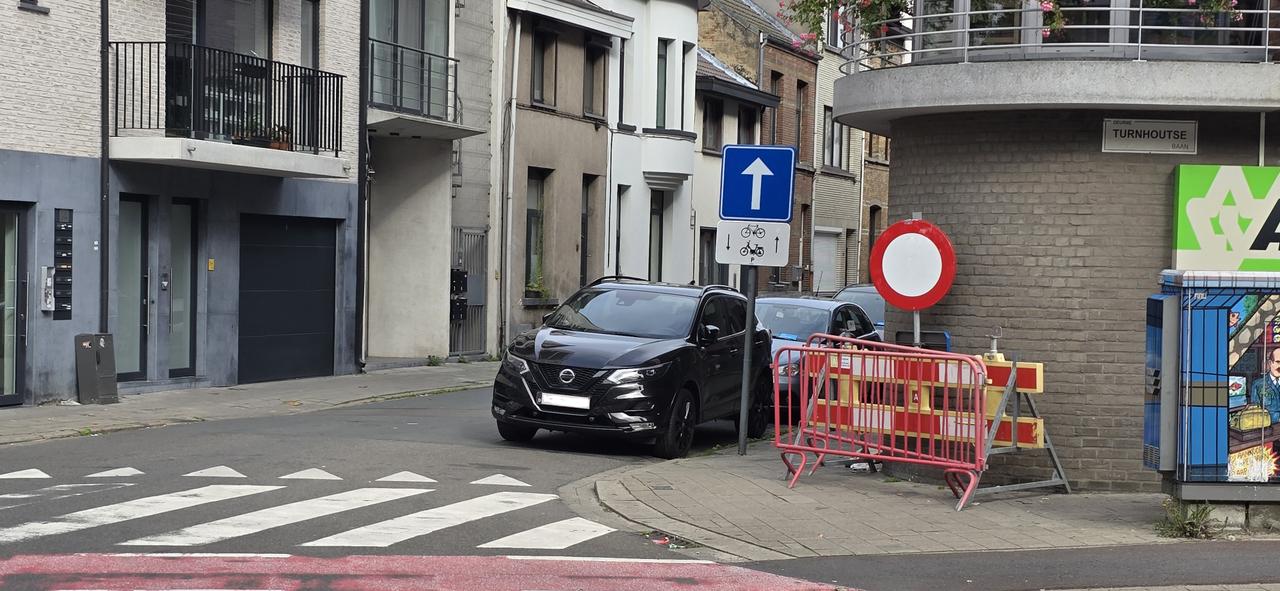 Vlaams Belang hekelt omkering rijrichting Lundenstraat: “Nieuw geplaatste verkeersborden zijn niet wettig”