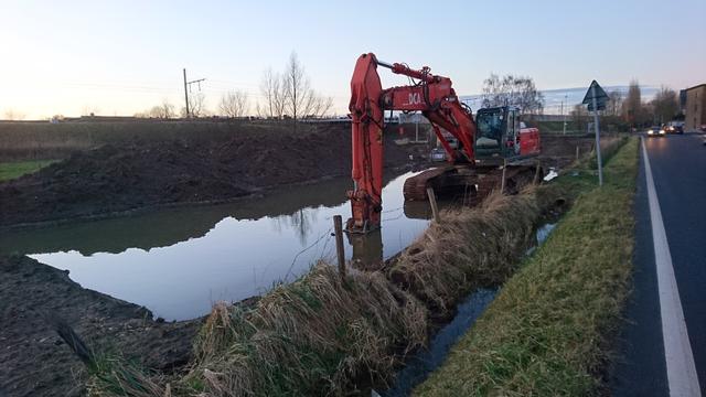 Vroeg u zich ook al af wat die graafmachine in een plas water langs De Oude Landen doet?