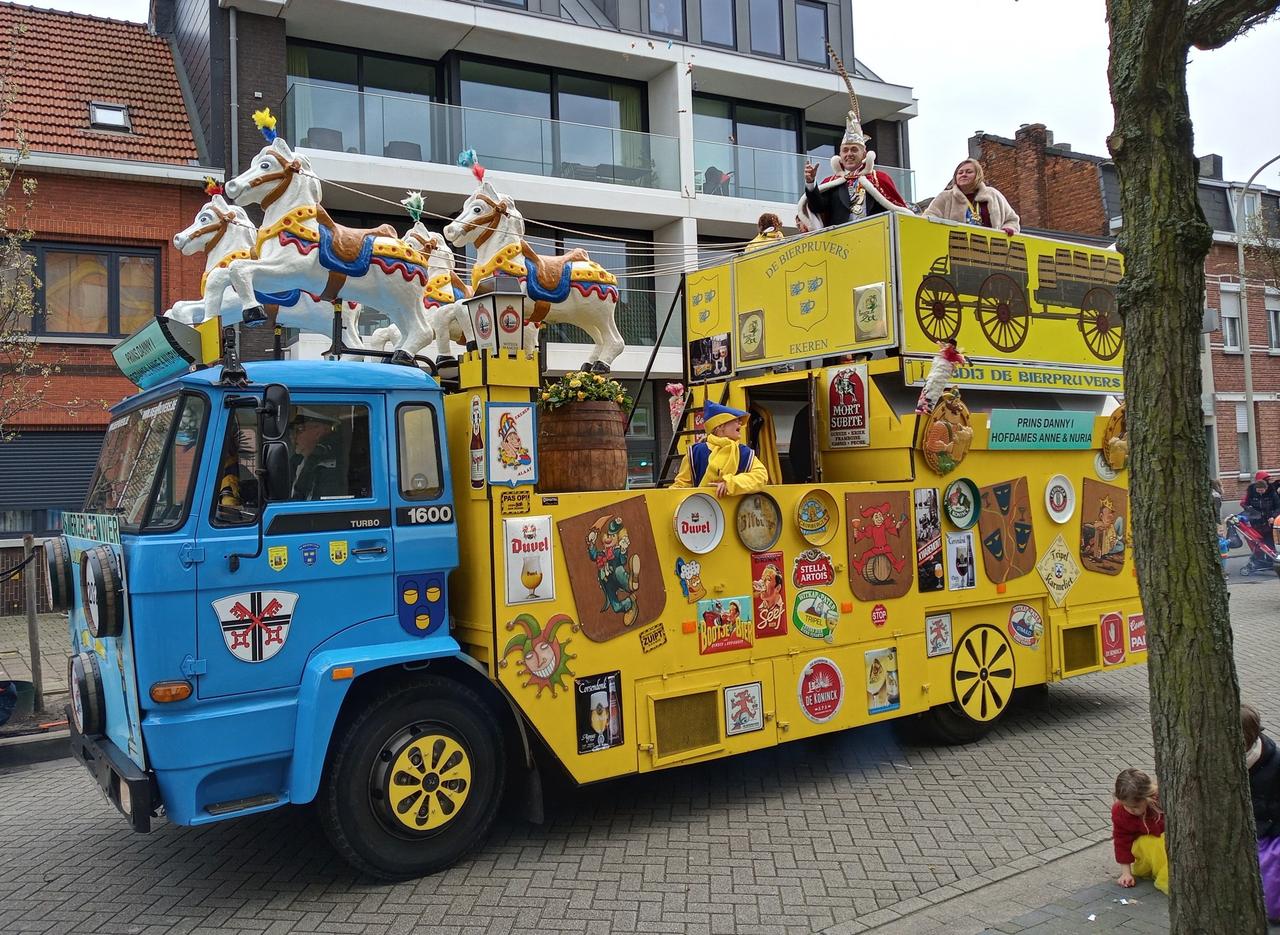 Carnavalsstoet door zonnige Ekerse straten