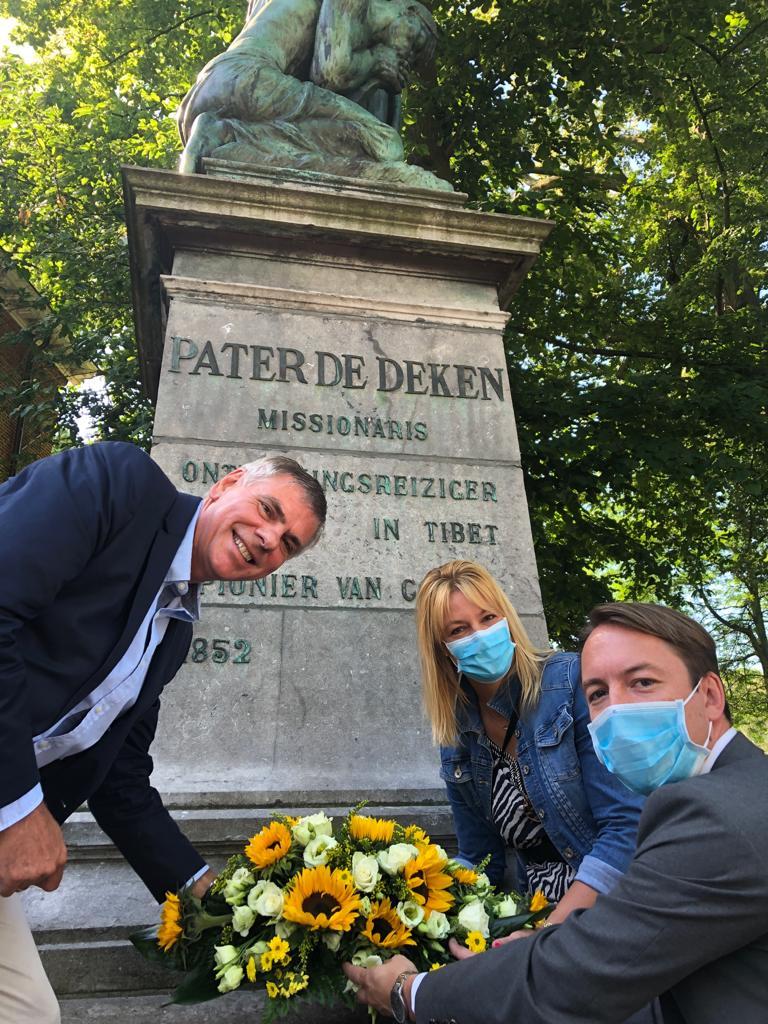 Handen af van standbeeld pater De Deken