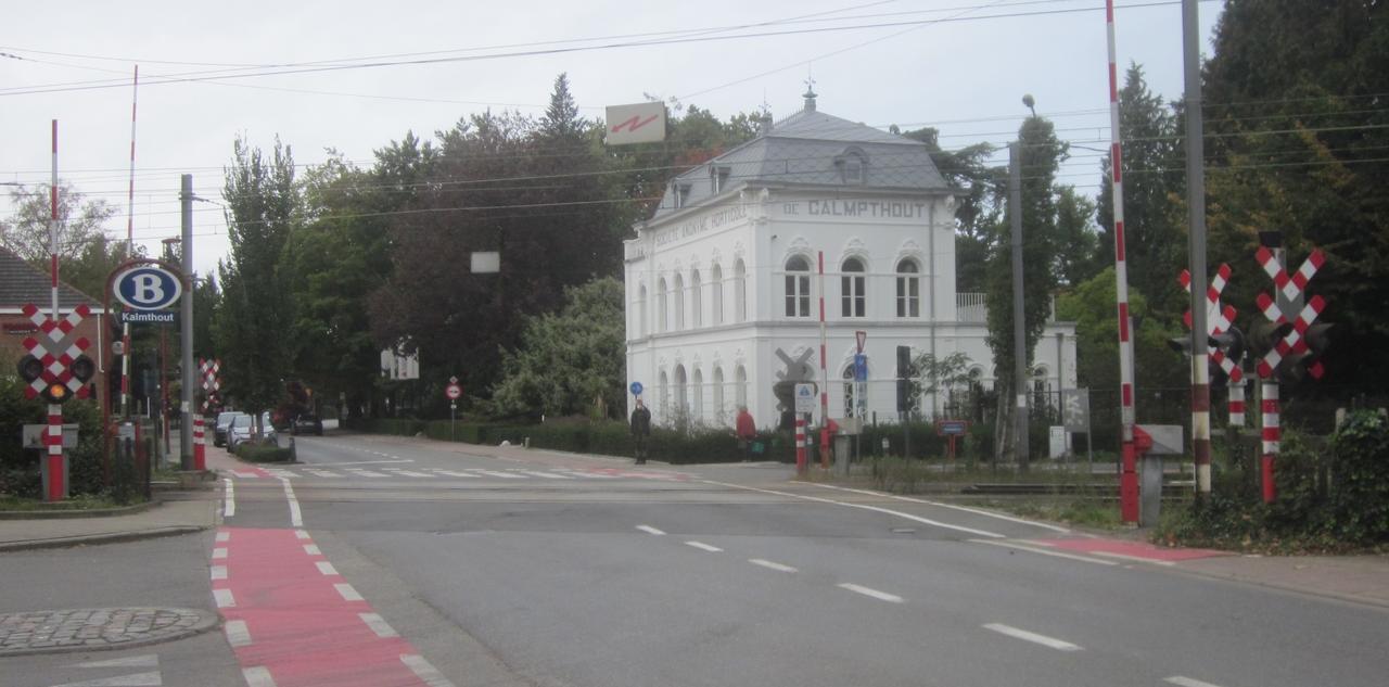 Het Vlaams Belang pleit voor het behoud van de overwegen in onze gemeente.