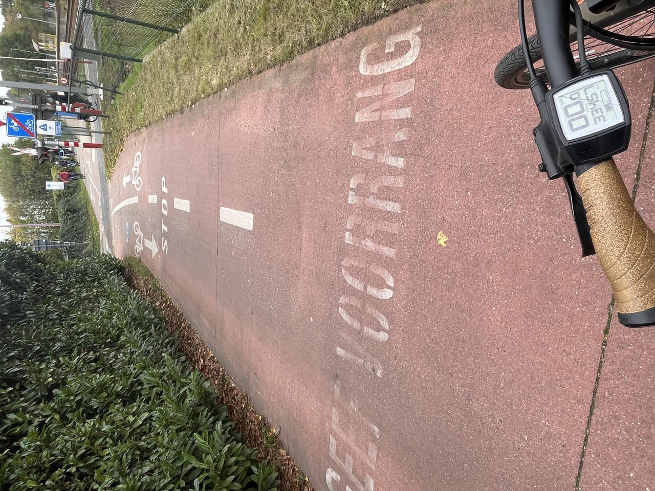 Vlaams Belang Kalmthout is blij met het verwijderen van de groen getinte beschildering aan de kruispunten van de fietsostrade met de openbare weg.