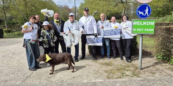 Vlaams Belang ruimt zwerfvuil op in gemeentepark van Kapellen