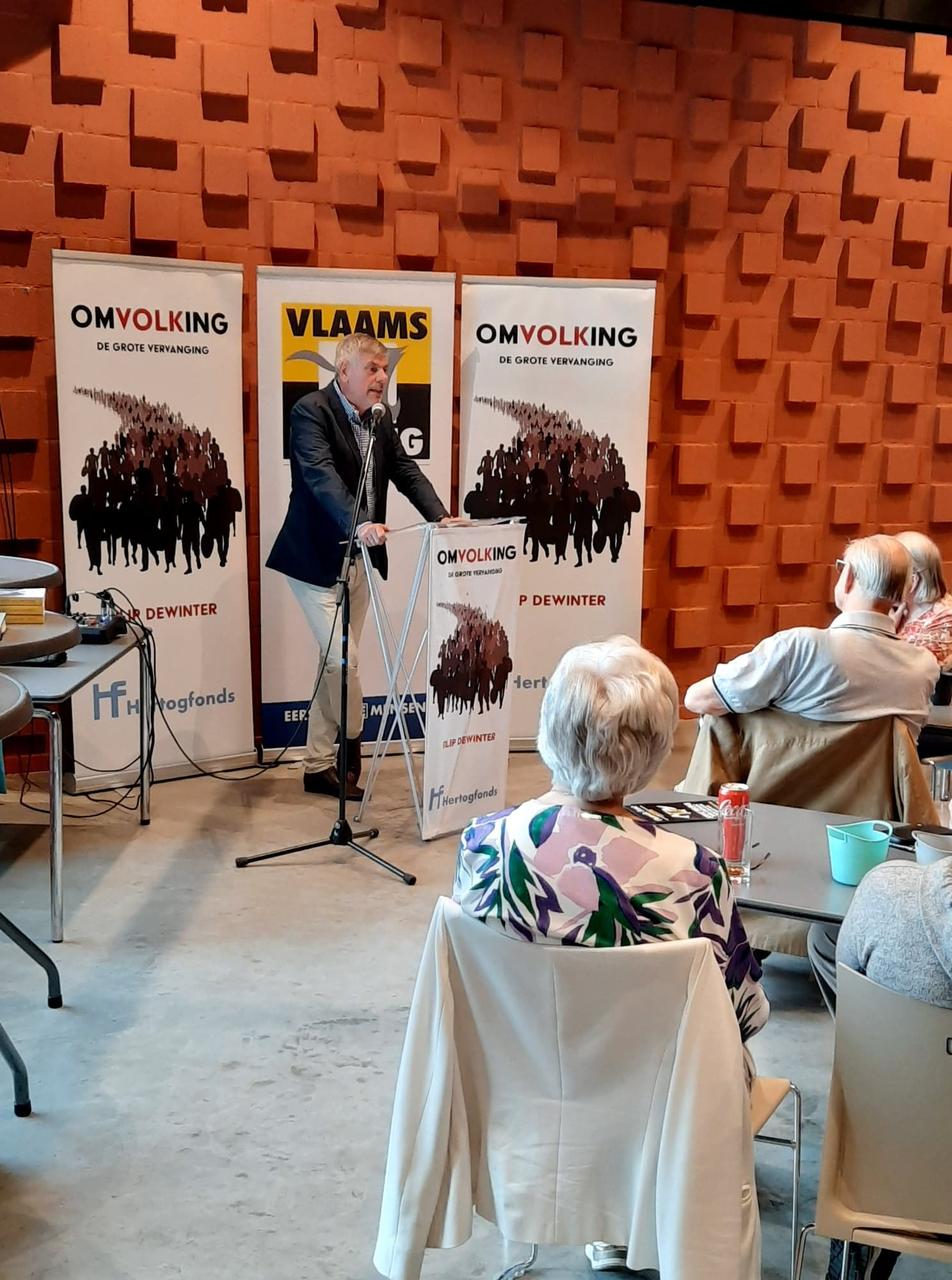 Te gast : Filip Dewinter met zijn nieuwe boek -  'Omvolking - De grote vervanging '