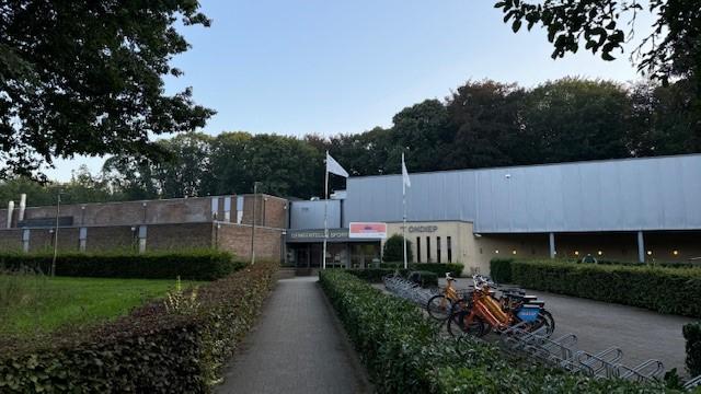 Zwemmen in eigen dorp