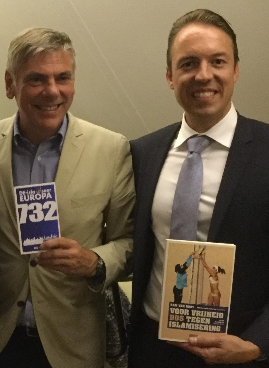 Geslaagde boekvoorstelling van Sam Van Rooy te Zandhoven met vele jonge Vlaamse leeuwen !