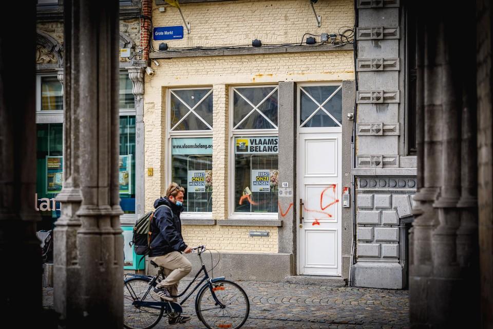 Vandalen bekladden gevel Vlaams Belang op Mechelse Grote Markt
