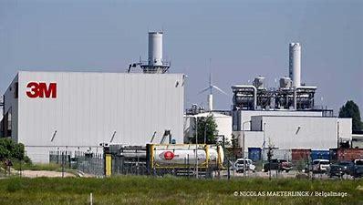 Minister Demir (NVA) is het niet eens met de Mechelse (ex-)schepen De Bie (Groen):  het is wel degelijk mogelijk dat er PFOS verontreiniging kan worden aangetroffen op de Raghenosite of op de site van het Bommenkot.