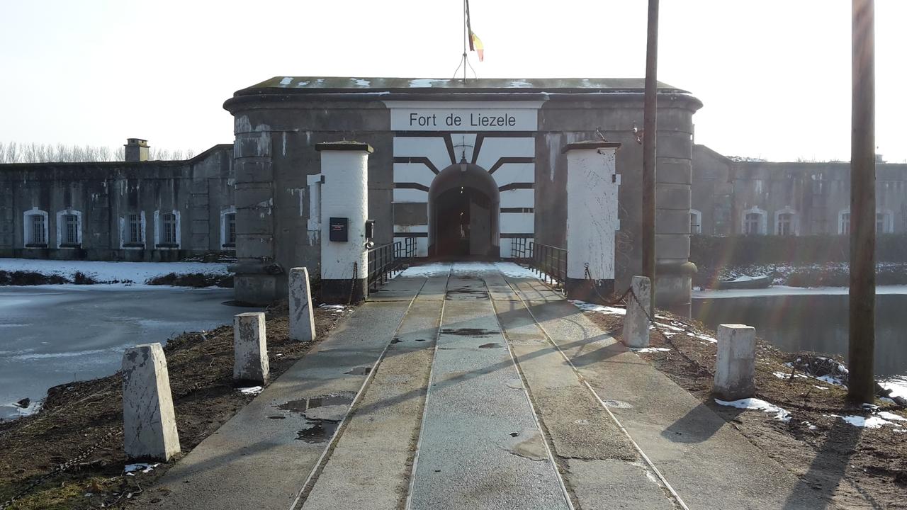 Omgeving Fort Liezele nog verder verknoid.